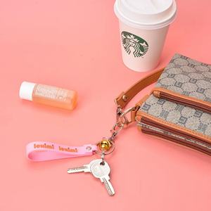 สายคล้องกุญแจยาง PVC ราคาถูก พิมพ์โลโก้ตามสั่ง ผลิตโดยผู้ผลิตโดยตรง พร้อมบริการสลักตัวอักษรแบรนด์ OEM บนสายรัดข้อมือ - Product Image 5