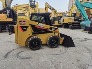 Mini-chargeuse sur pneus CAT226B, cabine complète, pneus résistants à l'usure, grappin/souffleuse à neige en option, machines agricoles municipales. - Product Image 4