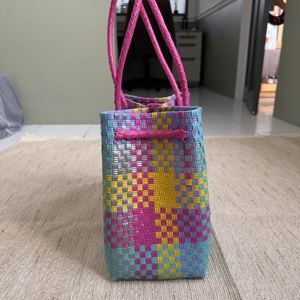 Sacs à main uniques en mélange de couleurs, sacs tissés pour femmes faits à la main, matériau plastique recyclé de qualité supérieure, tissage recyclé d'Indonésie - Product Image 4