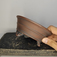 Vente flash : Pot à bonsaï rond de style antique avec design lignes et pieds nuage