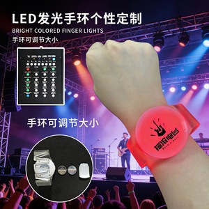 กำไลข้อมือ LED รูปตัว W 15 สี พร้อมโลโก้สั่งทำ อุปกรณ์เชียร์คอนเสิร์ต - Product Image 2