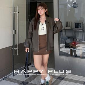 Ensemble décontracté trois pièces pour femme : haut en maille blanc, jupe en daim marron, veste en cuir couleur cacao, manches longues, coupe trapèze, mini-jupe. - Product Image 3