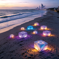 Sculpture lumineuse LED RGB 3D futuriste en forme de cube (acier thermolaqué + panneaux PC givrés) étanche IP65 pour événements de plage et décoration