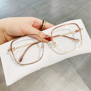 TR90 กรอบแว่นตาทรงสี่เหลี่ยมสำหรับผู้หญิงน้ำหนักเบาป้องกันแสงสีฟ้าเลนส์พลาโนกรอบเต็มสีทอง - Product Image 1