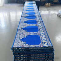 Tapis de mosquée artisanal d'inspiration géométrique offrant un entretien facile pour les espaces de prière résidentiels