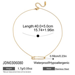 Collier tendance en acier inoxydable plaqué or avec chaîne Rolo et pendentif multi-breloques en zircon avec épingle de sûreté - Product Image 4