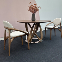 Table à manger design moderne Table ronde Base en bois de frêne Pieds de table élégants et aux contours uniques pour maison de luxe Restaurant Hôtel