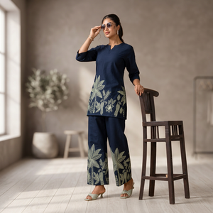 Ensemble deux pièces bleu marine à col en V et manches trois quarts, brodé, coupe ample, décontracté, avec imprimé floral pour un usage quotidien - Product Image 1