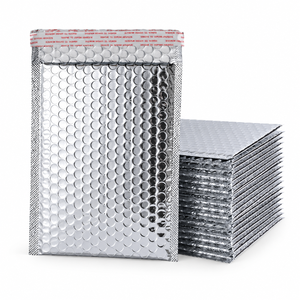 Enveloppes matelassées argentées brillantes en gros, personnalisables avec logo, faible MOQ, imperméables, antichoc, sacs postaux express - Product Image 1