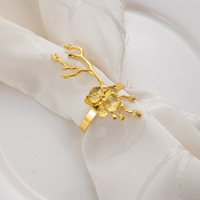 Ronds de serviette élégants classiques en métal doré motif fleur de prunier, durables et en stock pour décorations de table de buffet
