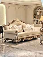 Ensemble de canapés Chesterfield capitonnés de style provincial français, avec cadre en bois massif sculpté, design traditionnel pour salon