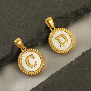 Colgante de Letra con Madreperla |   Colgante Redondo con Inicial del Alfabeto en Acero Inoxidable Chapado en Oro PVD de 18K |   Impermeable e Hipoalergénico - Product Image 2