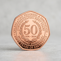 Moneda Conmemorativa de 50 Aniversario Heptagonal de Cobre Sólido con Acabado Pulido de Alta Calidad y Grabado 3D Personalizado para Eventos Corporativos