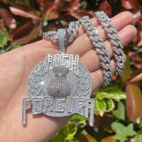 Collier Hip Hop pour Homme en Laiton avec Pendentif Lettre 'Rich Forever' et Breloque Sac d'Argent, entièrement serti de Zircone Cubique Micro-Pavée, Bijoux Fins