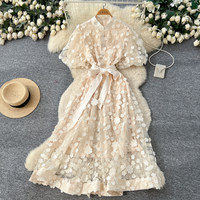 Robe décontractée élégante pour femme WIWT, avec appliques florales 3D, coupe trapèze, col montant, manches courtes bouffantes, ceinture, longueur midi, pour tous les jours et les soirées