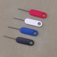 Extractor de Tarjetas SIM Portátil y Antipérdida con Dos Piezas y un Llavero para Transporte al Aire Libre