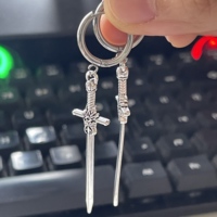 Vente en gros de boucles d'oreilles en forme d'épée argentée de style punk cool, tendance européenne et américaine, bijoux gothiques en alliage, vente directe d'usine pour unisexe