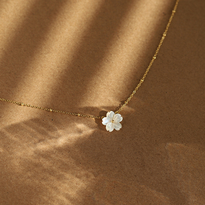Collier pendentif fleur coquillage délicat plaqué or 18 carats, style vintage, en acier inoxydable, 18 pouces, pour anniversaires - Collection Été 2024 - Product Image 6