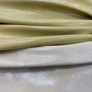 Tissu en similicuir PU brillant effet huile, matière synthétique douce et brillante pour sacs, chaussures, bagages et ameublement - Product Image 3