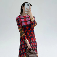 Robe longue plissée style Miyake, collection Printemps-Été 2026, à carreaux abstraits colorés, taille empire, polyvalente