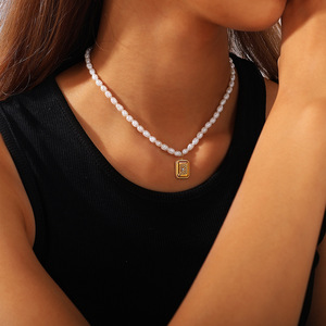 Collier de perles d'eau douce avec pendentif carré en or, qualité AAA, design géométrique, à porter au quotidien - Product Image 4