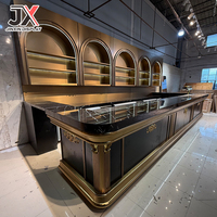 Comptoir de bar de restaurant sur mesure avec vitrine arquée, plateau en marbre noir et or, mobilier de bar commercial haut de gamme OEM