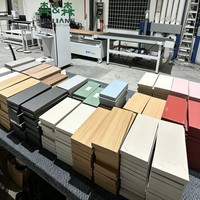 Armoire de chambre à coucher en bois linéaire, élégante et discrète, avec coiffeuse intégrée et portes en MDF, écologique pour usage domestique