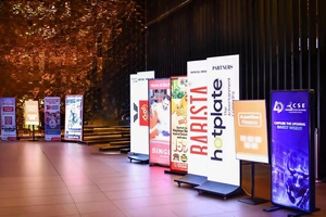 Écran d'affichage LED pliable d'intérieur P1.86 P2 P2.5, totem LED mobile sur pied, affichage publicitaire numérique pour magasin de détail - Product Image 5
