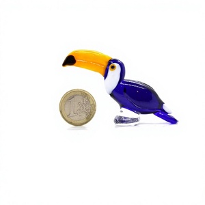 Petite figurine de toucan en verre soufflé à la main, bleu et jaune, sculpture animale, décoration artistique, style Murano, fabriquée au Rajasthan - Product Image 1