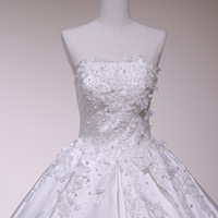 Robe de mariée de luxe classique 26113D en satin et dentelle florale, longueur ras du sol, grande taille, style robe de bal, ornée de perles