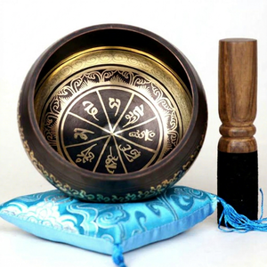 Cuenco Cantante de Bronce Tallado a Mano con OM Mani Tradicional Antiguo, Juego de Cuencos para Meditación con Cojín y Mazo, Cuenco de Sanación por Sonido Samyak - Product Image 1
