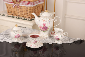 Set di stoviglie in ceramica reale, il Design ecologico della decalcomania floreale include piattino e tazze da tè per un elegante tè pomeridiano - Product Image 4