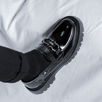 Chaussures décontractées pour hommes à enfiler en microfibre brillante à bout pointu, semelle extérieure en caoutchouc, approvisionnement direct pour les magasins de détail ; livraison directe