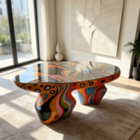 Table basse abstraite en verre irrégulier avec graffiti, structure en fibre de verre, base double sculptée pour espace de vie Pop Art