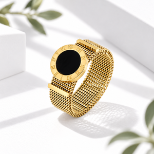 Anillo con números romanos de acero inoxidable, chapado en oro de 14K al vacío, banda de malla con inserto redondo negro y números romanos grabados. - Product Image 1