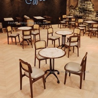 Ensemble table et chaises multifonctionnel en bois massif, style minimaliste moderne, avec structure métallique et plateau en pierre, idéal pour les restaurants commerciaux