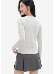 เสื้อยืดแขนยาวคอวีสีพื้นสำหรับผู้หญิง ผ้าฝ้าย 91.5% สแปนเด็กซ์ 8.5% น้ำหนัก 230GSM ทรงเข้ารูป สไตล์ลำลอง เสื้อยืดพื้นฐานสำหรับสุภาพสตรี - Product Image 6