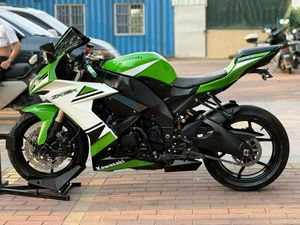 Motocicleta Deportiva <span class=keywords><strong>Kawasaki</strong></span> <span class=keywords><strong>Ninja</strong></span> ZX-10R de 1000cc, Cuatro Cilindros en Línea, 210HP, con Sistema de Admisión de Aire Ram y Frenos Brembo - Product Image 4