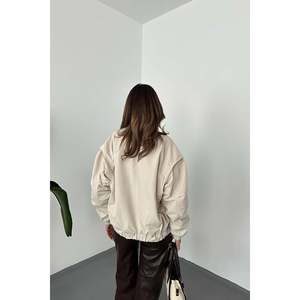 Chaqueta Bomber Reversible Beige con Parches, Ligera, con Logotipo Personalizado, Cuello de Béisbol de Cuero PU y Forro de Piel para Otoño, Venta al Por Mayor - Product Image 1