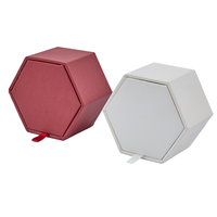 Boîte à bijoux hexagonale en velours avec rabat pour ranger boucles d'oreilles et colliers, avec tirette en ruban intégrée, impression de logo personnalisée