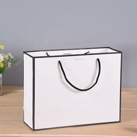 Toptan özel geri dönüşümlü beyaz karton kağıt torbalar laminasyon için butik alışveriş giysi ayakkabı hediye ambalaj halat logosu