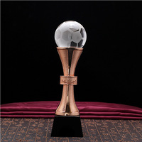 OEM/ODM 2022 Nouveau trophée de football en cristal gravé avec logo personnalisable avec récompense en métal cristal à base noire