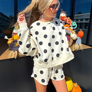 Ensemble de vêtements de détente pour femmes en <span class=keywords><strong>noir</strong></span> à pois, <span class=keywords><strong>2</strong></span> pièces, sweat-shirt court à col rond, short à cordon de serrage, tenue décontractée, broderie personnalisée - Product Image 1