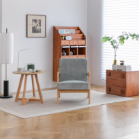 Fauteuil d'appoint capitonné beige de style Mid-Century Modern avec repose-pieds et coussin, structure en bois massif, dossier à oreilles, pour salon et chambre à coucher