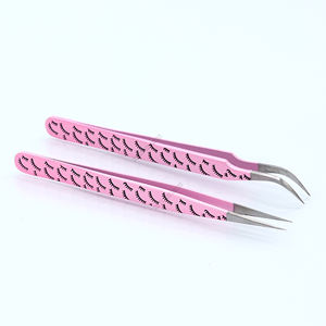 Pince à cils incurvée en acier inoxydable à imprimé rose avec étiquette personnalisée avec pointe argentée Extensions de cils à tenue souple - Product Image 3