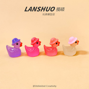 Pato de resina rojo brillante con sombrero que brilla en la oscuridad, accesorios de joyería DIY para colgante de coche y decoración del hogar, verano 2022, origen Yiwu - Product Image 4