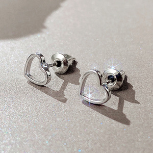 Orecchini coreani minimalisti a forma di cuore cavo, regalo romantico di San Valentino per le donne - Product Image 1