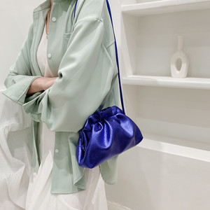 Sac à bandoulière en cuir souple froncé style dumpling, collection Printemps-Été 2026, pour femme - Product Image 2
