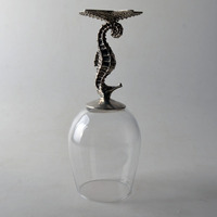 Verre à vin à pied en métal de style classique en forme d'hippocampe