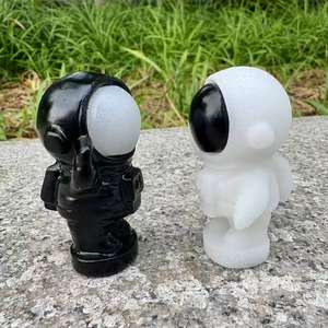 Venta al por mayor de artesanías de cristal tallas de cristal astronauta para decoración de escritorio - Product Image 1